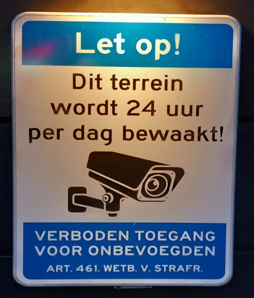 Waarschuwingsbord Let op Dit terrein wordt 24 uur per dag bewaakt